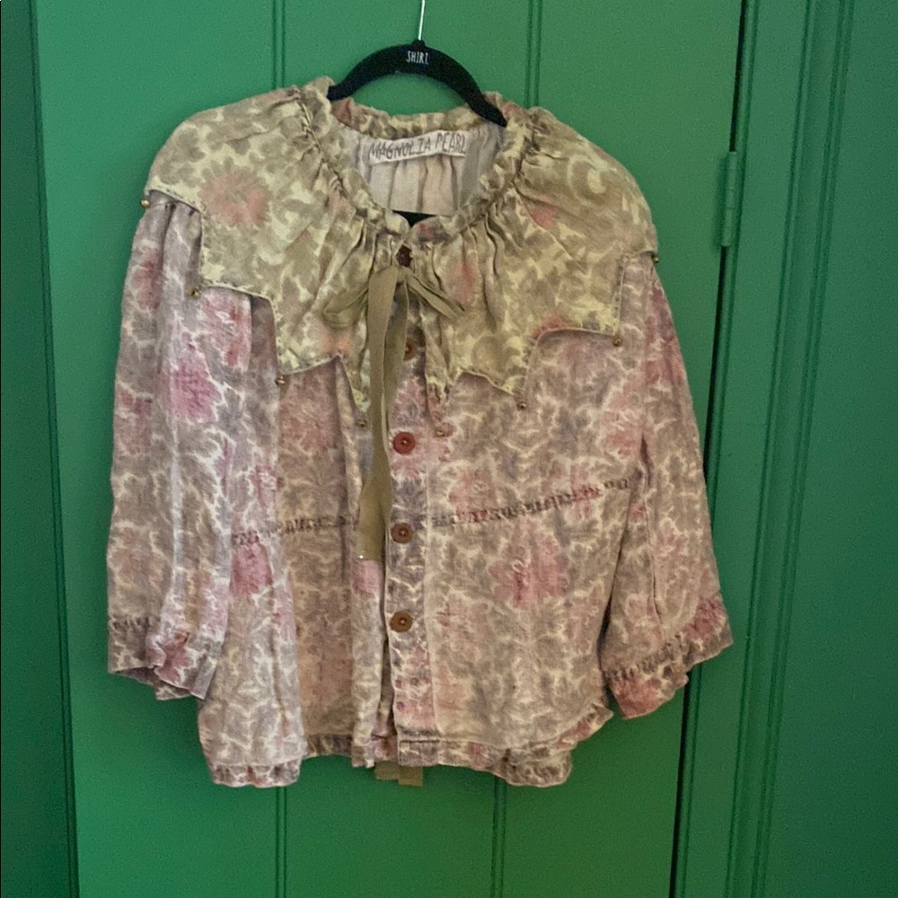 Floral Button-Up Blouse with Ruffled Collar Magnolia Pearl with tag excellent!